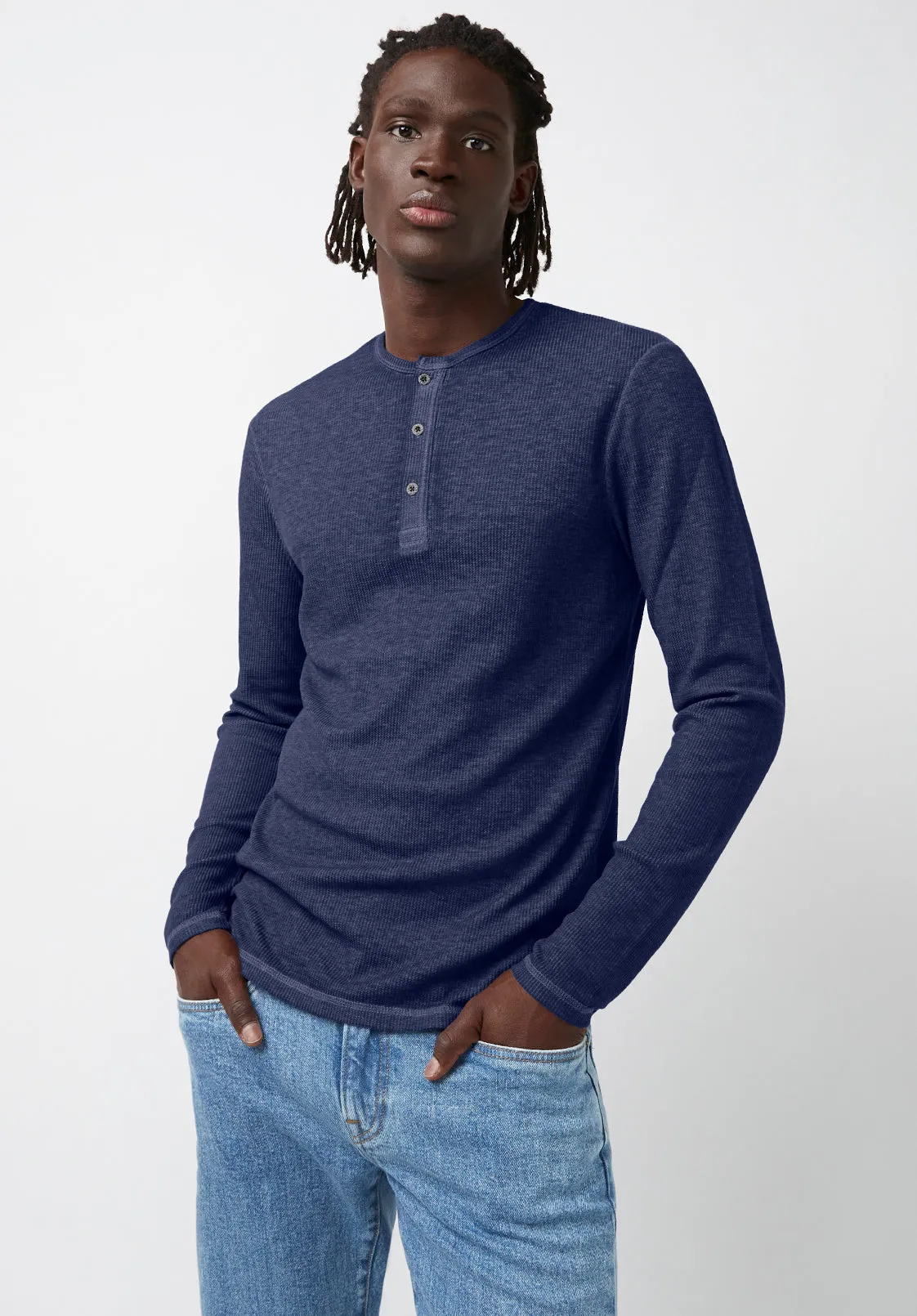 Kipat Men’s Long-Sleeve Henley Top in Midnight Blue  - BM24046