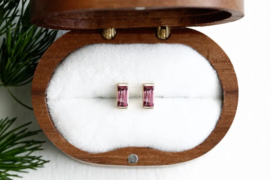 RTS Linea Garnet Studs